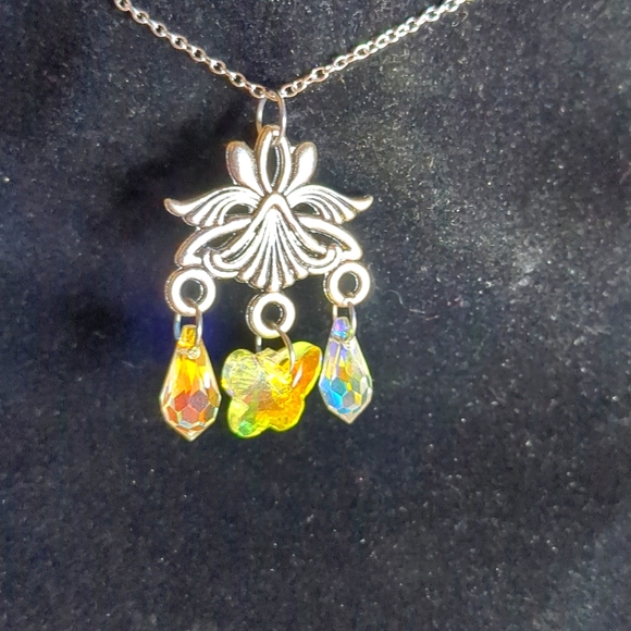 Handcrafted lotus flower and crystal necklace - Picture 2 of 3